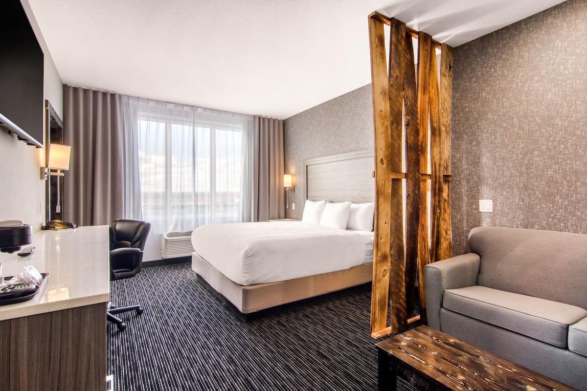 Family Suite, Non Smoking | Premium bedding, desk, blackout drapes, soundproofing