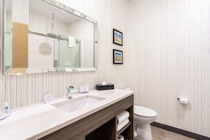 Hochwertige Bettwaren, Schreibtisch, Verdunkelungsvorhänge