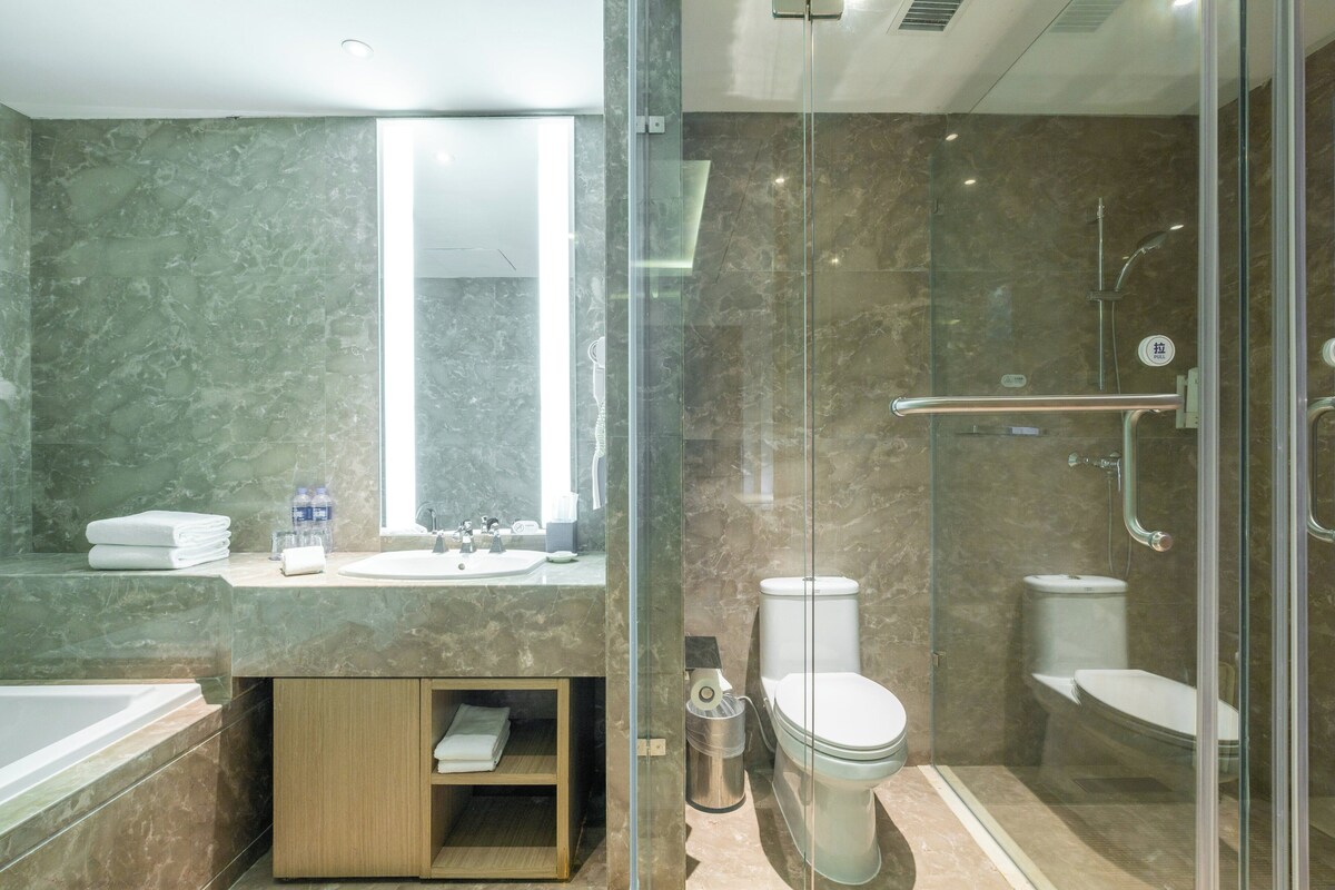 Suite, 1 slaapkamer | 1 slaapkamer, donzen dekbedden, een minibar, een kluis op de kamer