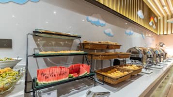 Daily buffet breakfast (CNY 38 per person)