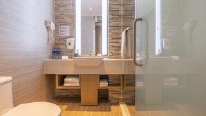 A modern bathroom with a toilet, sink, and shower area. - Holiday Inn Express Anshan Downtown by IHG (Anshan)