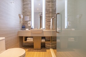 Een moderne badkamer met toilet, wastafel en douchehoek.