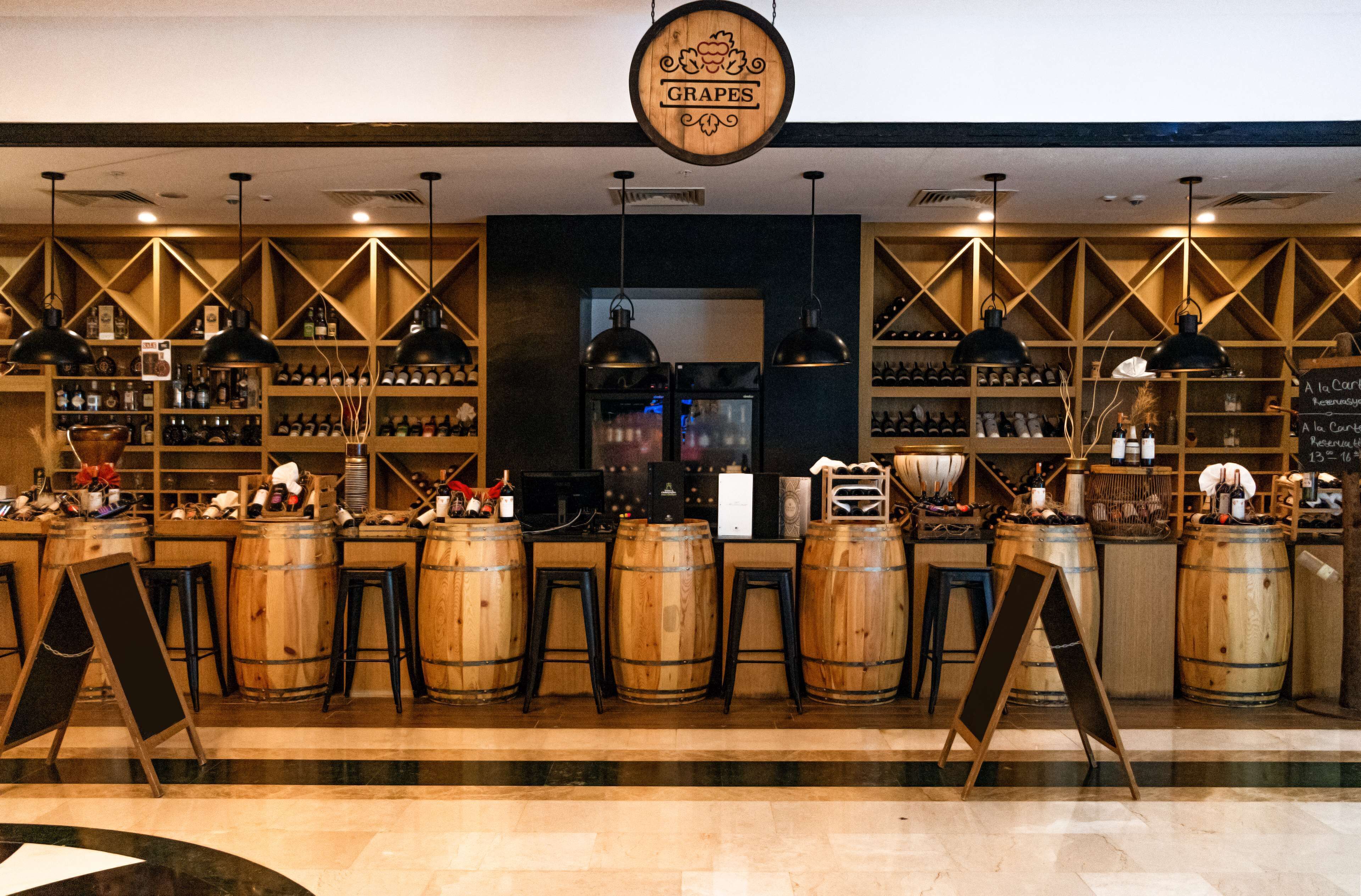 7 bars/lounges, lobby lounge, cocktail bar