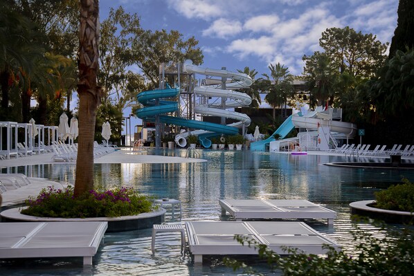 Indoor pool, outdoor pool, pool umbrellas, sun loungers - DoubleTree by Hilton Antalya-Kemer All-Inclusive Resort (Kemer)