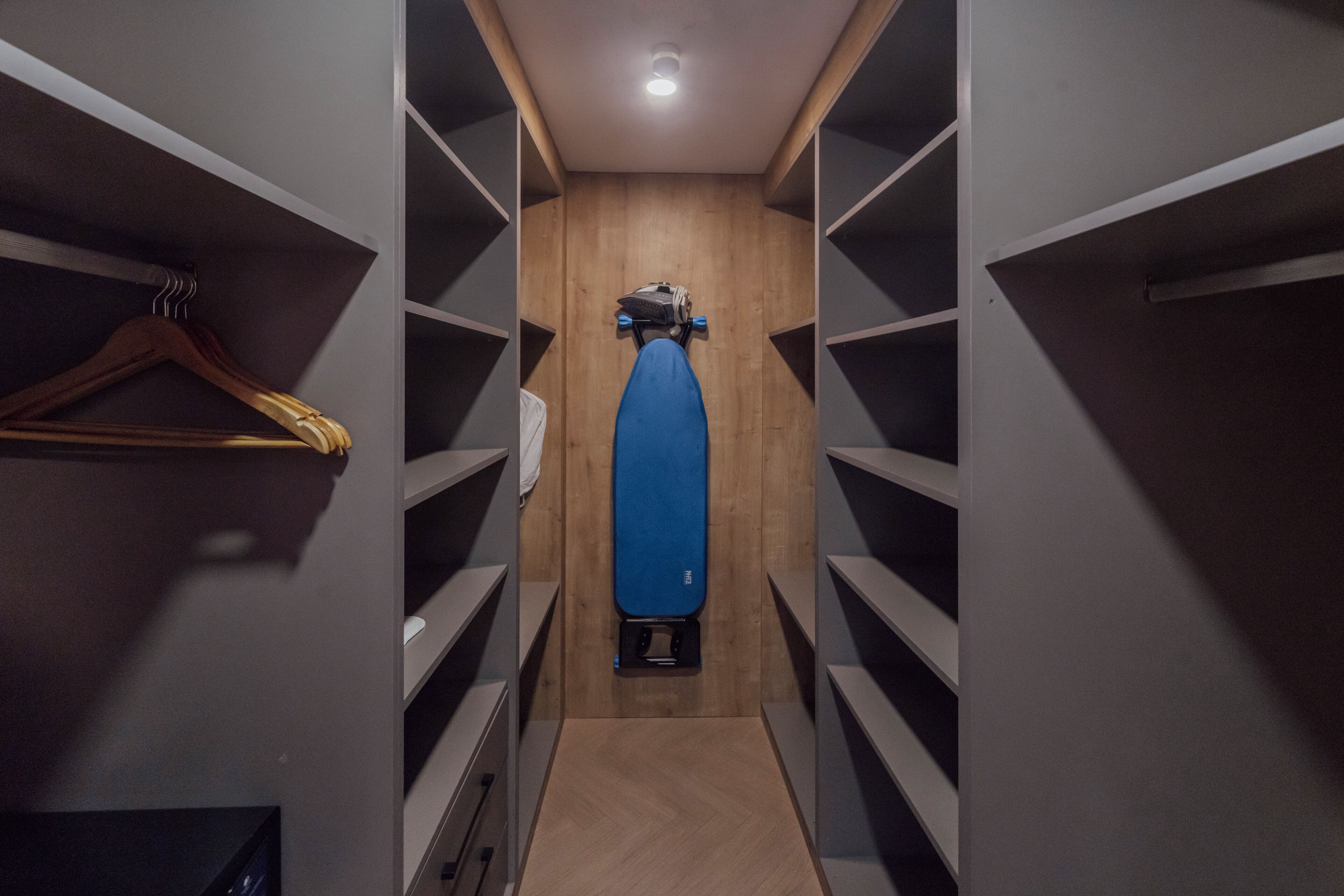 deluxe room, 1 king bed, corner | down duvets, free minibar, in-room safe, desk