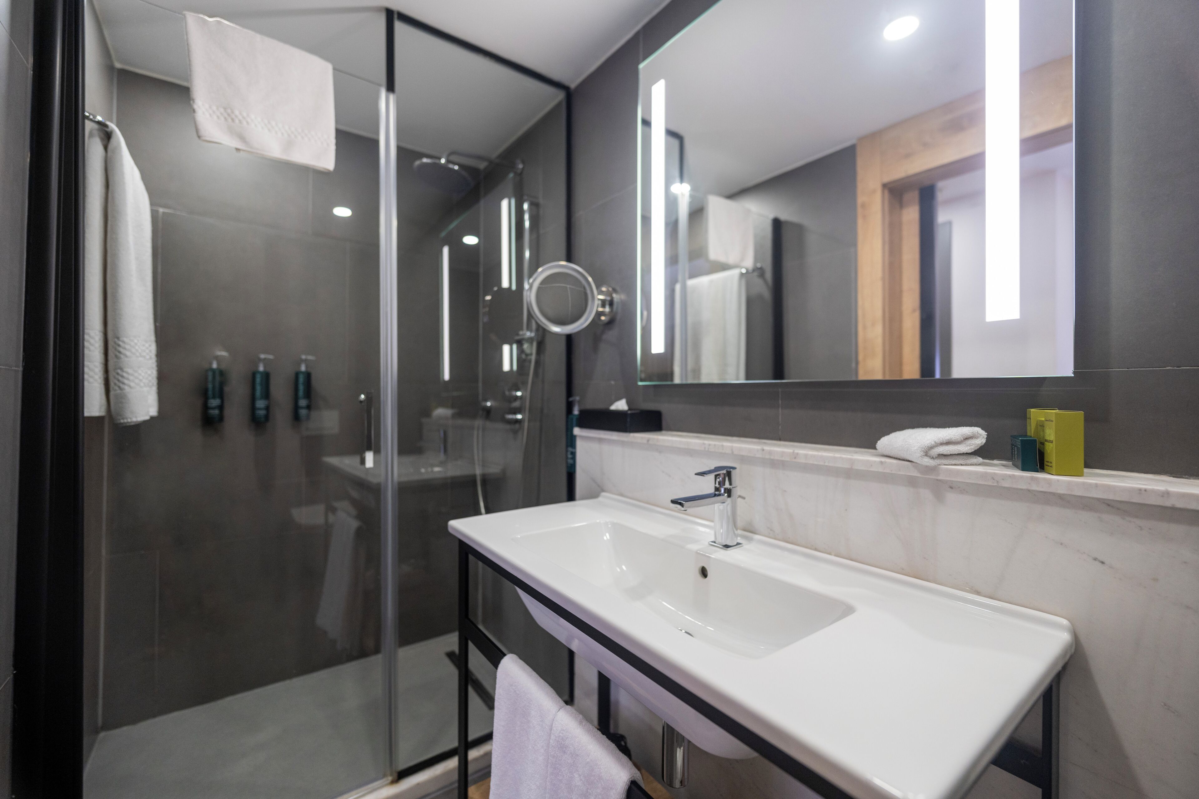 family room, 1 king bed (duplex) | bathroom | shower, hydromassage showerhead, hair dryer, slippers