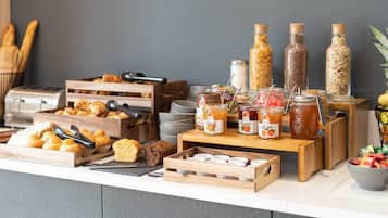 Desayuno buffet (EUR 12.9 por persona)