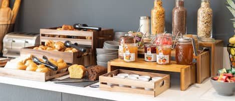 Tägliches Frühstücksbuffet (12.9 EUR pro Person)