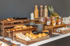 Se ofrece un desayuno bufé todos los días (por un coste adicional)
