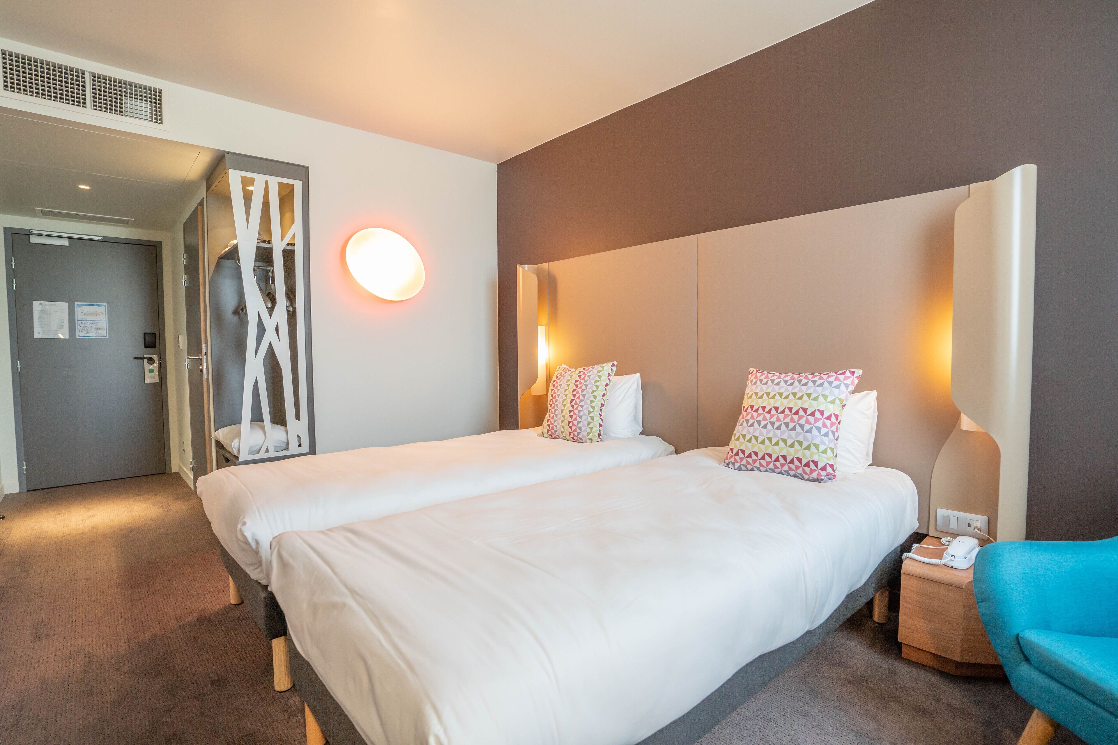 Rom – standard, 2 enkeltsenger | Skrivebord, lydisolert, strykejern/-brett og barnesenger (inkludert)