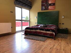 华丽双人房, 1 张特大床,   阳台 | 高档床上用品、办公桌、隔音、熨斗/熨板