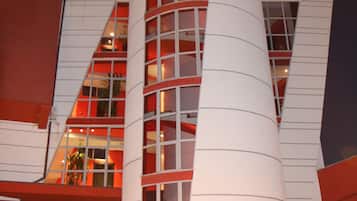 Bagian depan properti - sore/malam