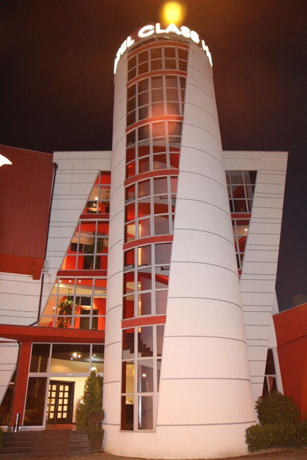 Bagian depan properti - sore/malam