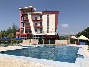 Kolam renang outdoor musiman