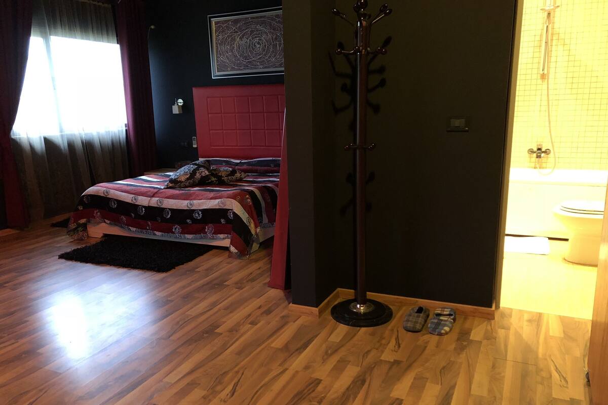Firemannsrom – comfort, terrasse | Sengetøy av topp kvalitet, skrivebord, lydisolert og strykejern/-brett