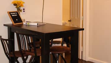Deluxe Condo, 2 Bedrooms, Kitchen, Garden Area | In-room dining