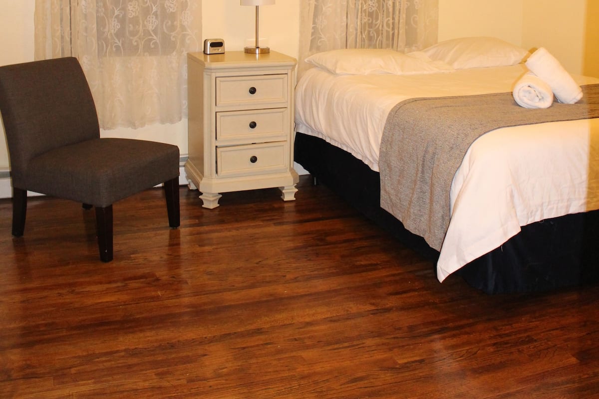 Business Condo, 1 Bedroom | 1 bedroom, desk, iron/ironing board, WiFi (free)