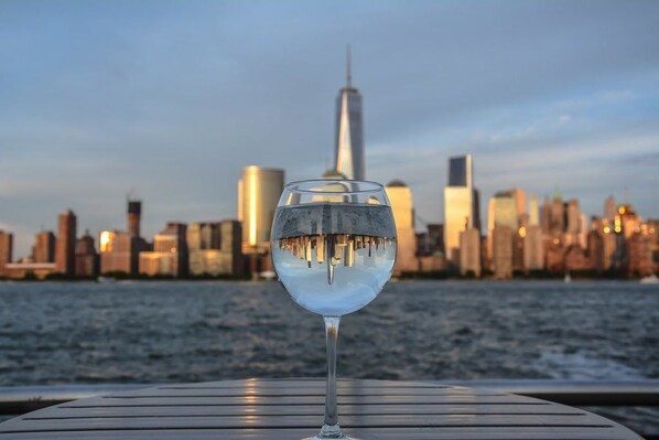 Exterior - 15 MINS TO TIME SQ AND WTC (Union City)