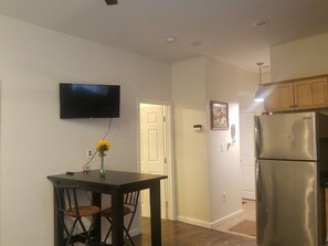 Deluxe Condo, 2 Bedrooms, Kitchen, Garden Area | In-room dining
