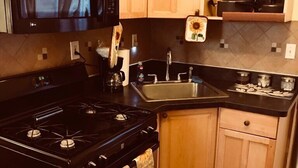 Condo empresarial, 1 habitación | Cocina privada | Cafetera y tetera, refrigerador con congelador, microondas y horno