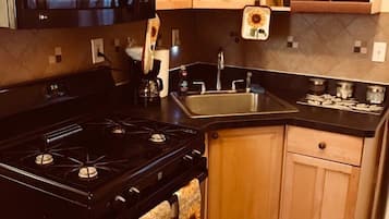 Business Condo, 1 Bedroom | Private kitchen | Full-sized fridge, microwave, oven, coffee/tea maker