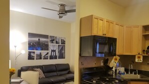 Condo empresarial, 1 habitación | Cocina privada | Cafetera y tetera, refrigerador con congelador, microondas y horno