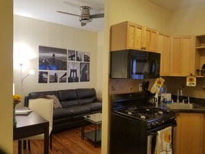 Business Condo, 1 Bedroom | Private kitchen | Full-size fridge, microwave, oven, coffee/tea maker - 15 MINS TO TIME SQ AND WTC (Union City)