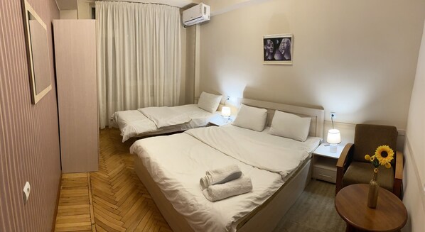 1 Schlafzimmer, hochwertige Bettwaren, Bügeleisen/Bügelbrett