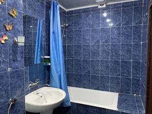 Family Apartment | Bathroom | Shower, rainfall showerhead, free toiletries, hair dryer