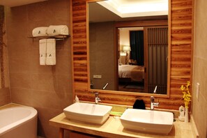 Deluxe-sviitti | Kylpyhuone | Ilmaiset hygieniatuotteet, hiustenkuivaaja, kylpytakit, tohvelit