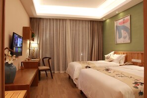 Perhehuone | Minibaari, tallelokero huoneessa, työpöytä, pimennysverhot