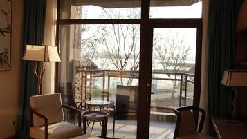 ميني بار وخزنة داخل الغرفة ومكتب وستائر تعتيم