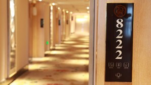 Corridoio di un hotel con un cartello che indica la stanza numero 8222.