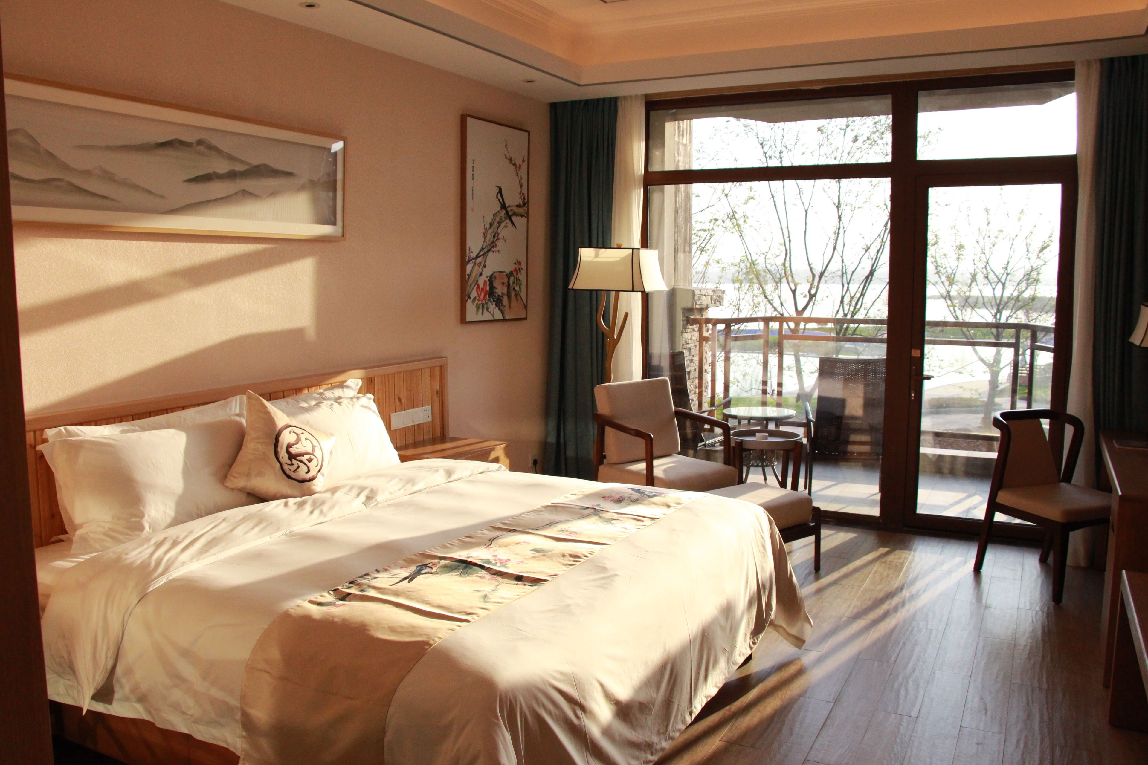 Deluxe Double or Twin Room with Lake View | Minibar, in-room safe, desk, blackout drapes
