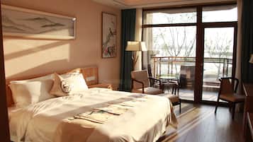 Deluxe Double or Twin Room with Lake View | Minibar, in-room safe, desk, blackout drapes