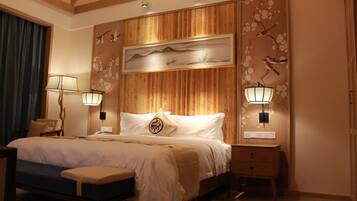 Deluxe Suite | Minibar, in-room safe, desk, blackout drapes