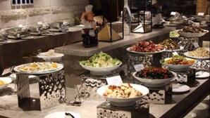 Un buffet con diversi piatti e una figura decorativa.