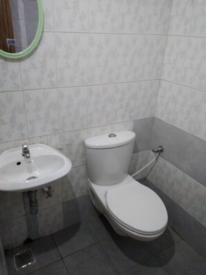 Kamar Standar | Kamar mandi | Shower dan handuk