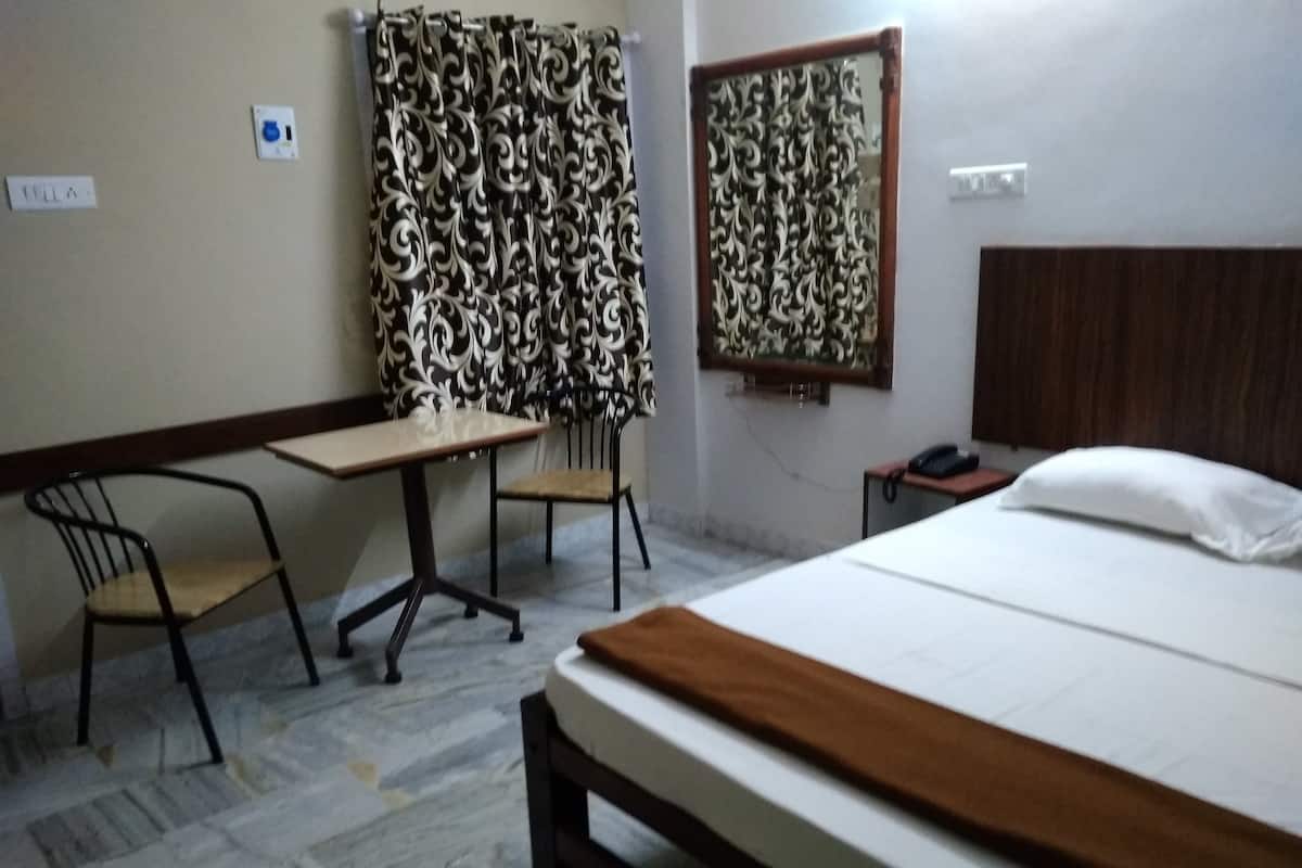 1 bedroom, desk, rollaway beds