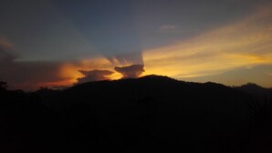 Vuorijonon siluetti auringonlaskun taivaalla.