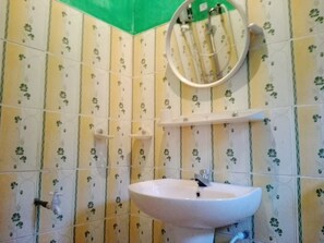 Familien-Dreibettzimmer | Waschbecken im Bad