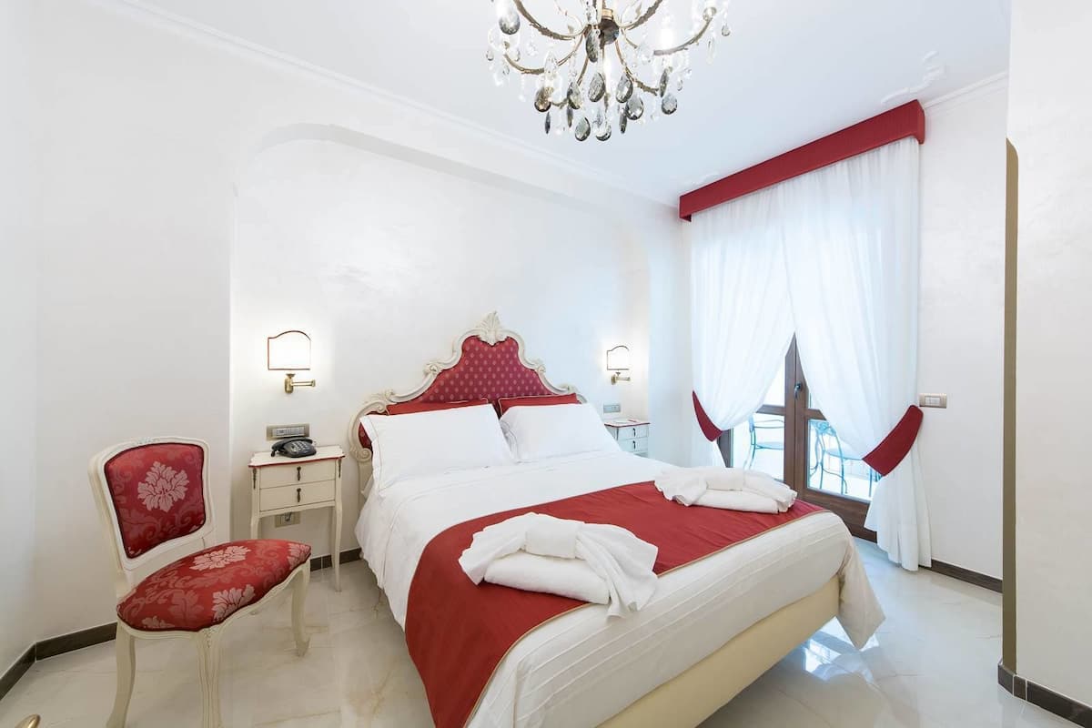Klassieke tweepersoonskamer, balkon | 1 slaapkamer, luxe beddengoed, een minibar, een kluis op de kamer