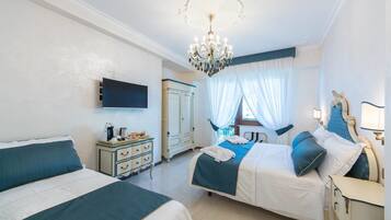 Superior driepersoonskamer, balkon, uitzicht op zee | 1 slaapkamer, luxe beddengoed, een minibar, een kluis op de kamer