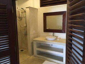 Shower, towels - Sun N Sea Hotel (Unawatuna)