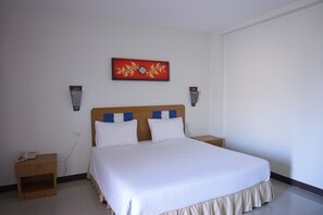 スタンダード ダブルルーム | デスク、ノートパソコン用作業スペース、遮光カーテン、可動式ベッド