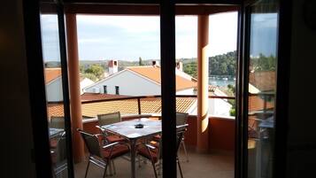 Comfort-Apartment, 2 Schlafzimmer, Küche, Meerblick (A1) | Terrasse/Patio