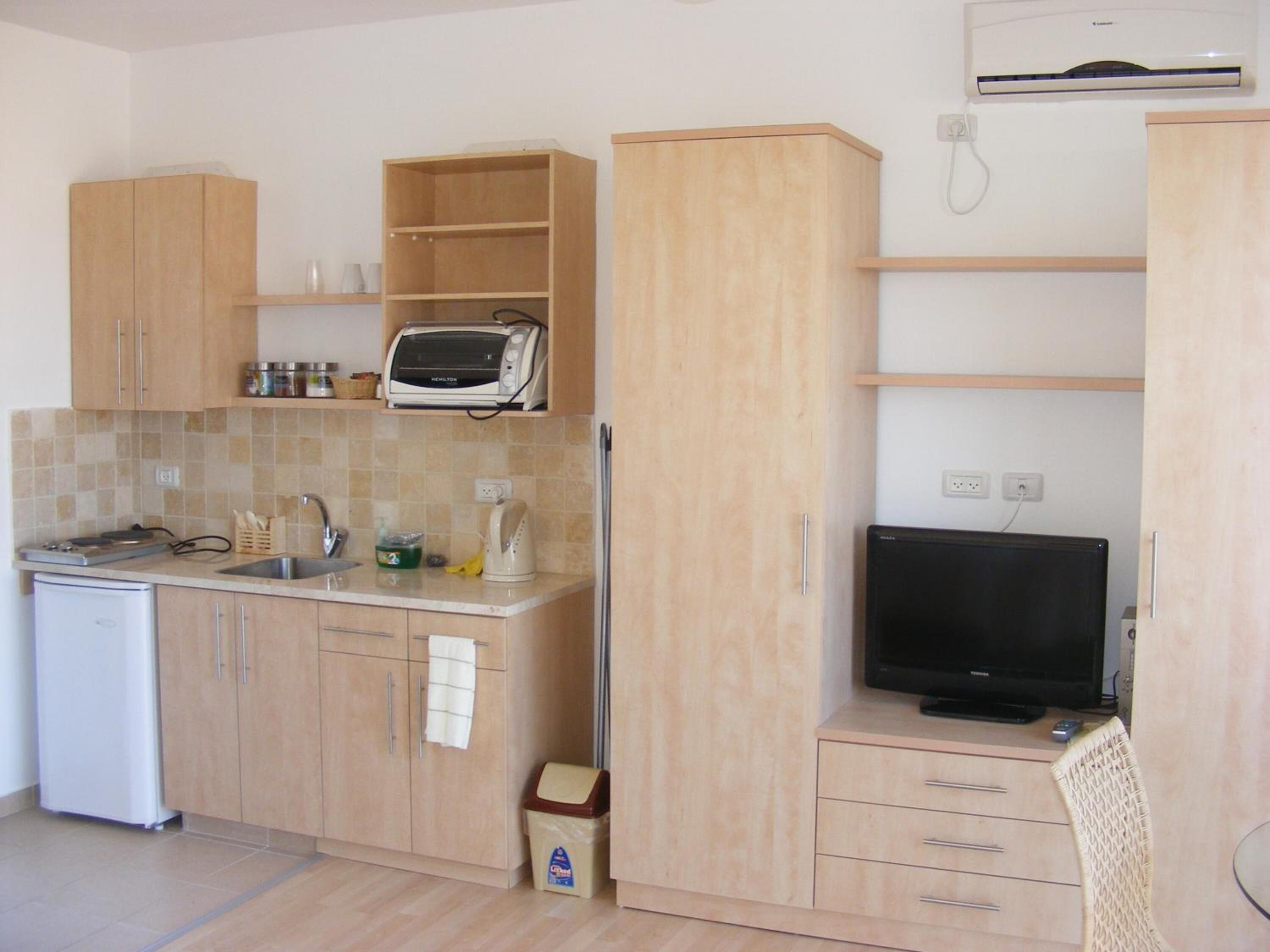 Microwave, oven, coffee/tea maker, electric kettle
