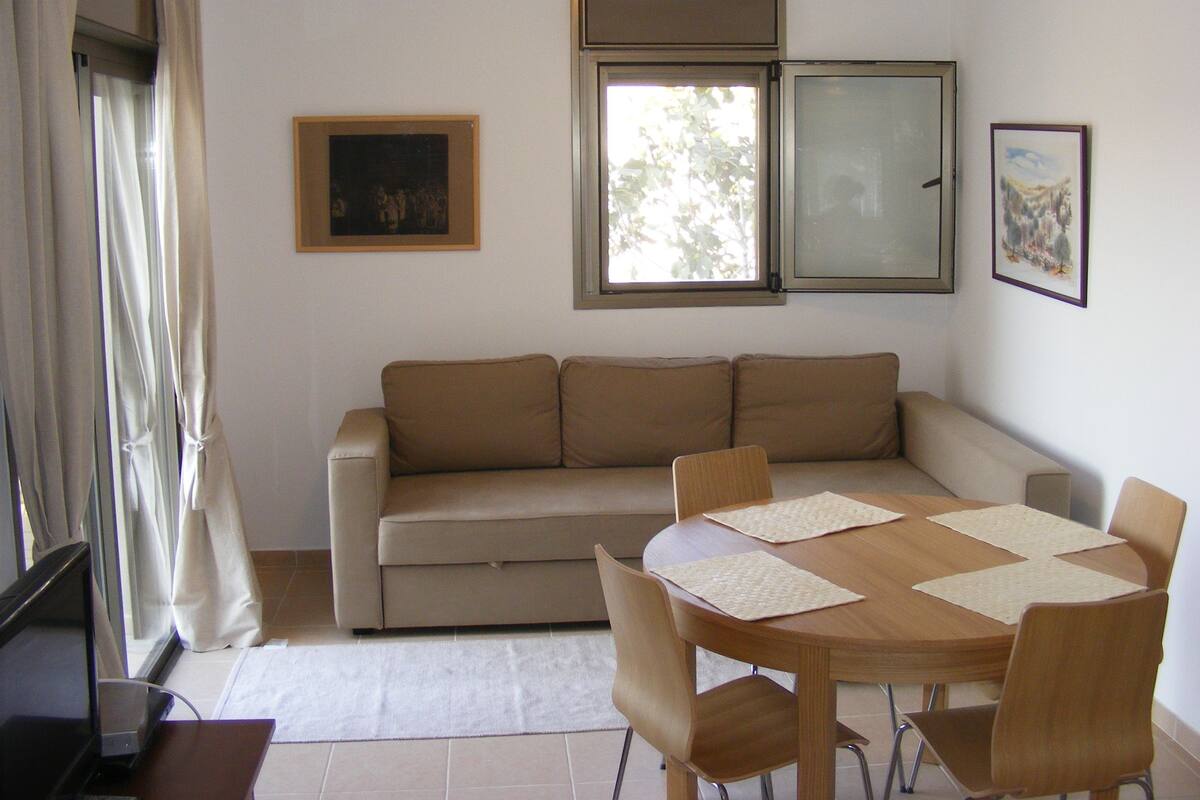 Family Suite, 2 Bedrooms | Ruang tamu | 32 inci televisyen skrin rata dengan satelit, TV