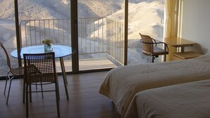 A hotel room with a balcony overlooking a mountainous landscape. - Nof Canaan (Nofei Prat)
