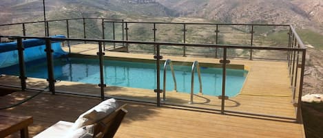 Una piscina al aire libre de temporada